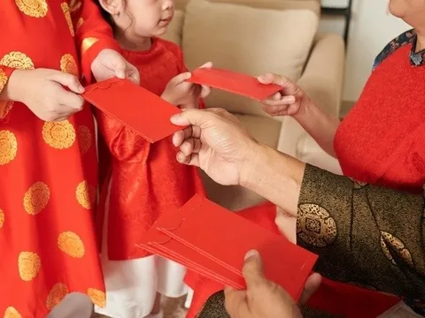 Có nên để trẻ giữ tiền lì xì?