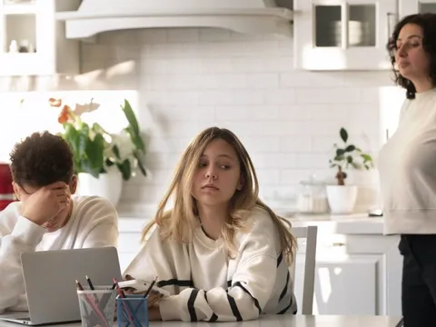 Không phải nghèo khó, 4 thói quen này của mẹ mới khiến con khó thành công