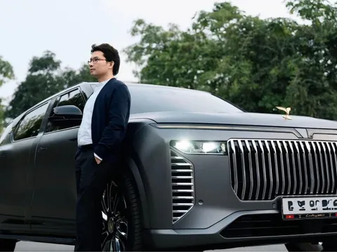 CEO GSM flex nhẹ Lạc Hồng 900 LX bản ghi xám cực lạ, 'vibe' chủ tịch ngập tràn: 'Tôi thay đổi để nhìn lực và trẻ trung hợp với độ tuổi 18+ của mình'