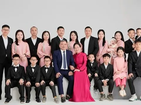 Bố mẹ ở Nghệ An sinh 5 con gái, 5 chàng rể đưa cả gia đình về ngoại đón Tết