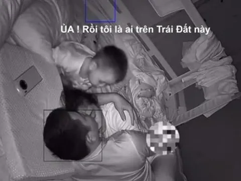 Tưởng con ngủ say, bố mẹ quay sang ôm nhau, hành động của đứa trẻ khiến cả hai xấu hổ