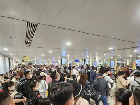 Tân Sơn Nhất đón lượng khách đông chưa từng có vào mùng 6 Tết