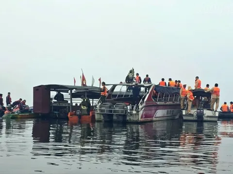 Khẩn trương điều tra nguyên nhân vụ chìm tàu chở khách trên hồ Thác Bà