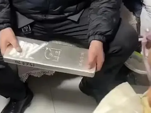 Bé gái 5 tuổi được cậu lì xì thỏi bạc 15kg hơn 1 tỷ đồng gây sốt