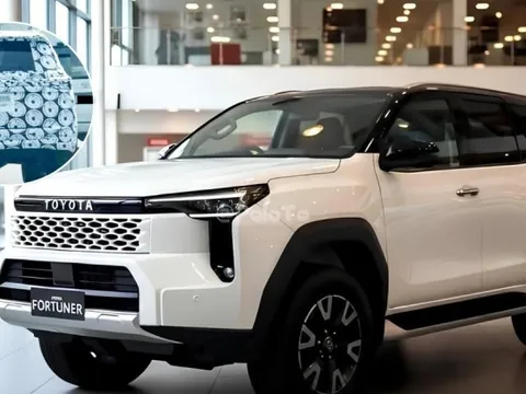 Toyota Fortuner đời mới lần đầu lộ diện trên phố