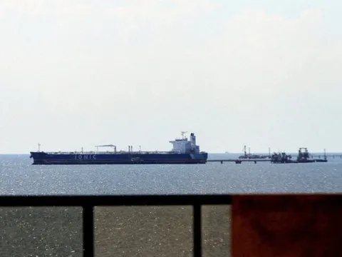 Ba tàu chở dầu cỡ lớn lên đường đến Venezuela bốc hàng, hướng đến một quốc gia Nam Á