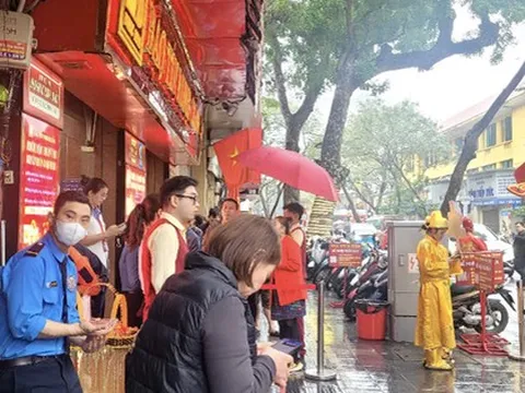 Không xếp hàng ngày vía Thần Tài, nhiều người chọn mua vàng theo cách này