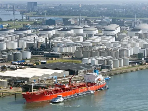 Phát hiện mạng lưới 175 công ty âm thầm giúp Nga tiêu thụ dầu khí - chính phủ một quốc gia lập tức tung lệnh trừng phạt