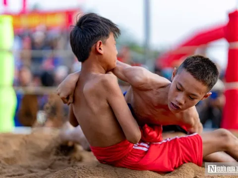 Xem các đô vật nhí tranh tài tại lễ hội vật truyền thống ở Huế