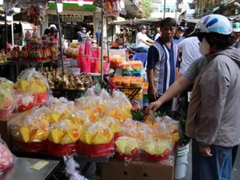 Rực sắc bánh 'tài lộc' ở chợ người Hoa TPHCM ngày vía Thần Tài