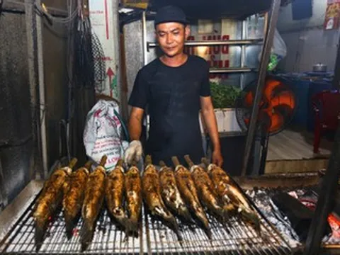 Xuyên đêm nướng nghìn con cá lóc, kịp giờ đẹp cúng vía Thần Tài