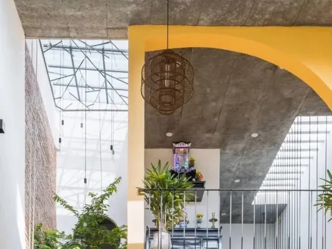 Nhà ống 2 tầng với các khoảng 'cắt xẻ' ngẫu hứng