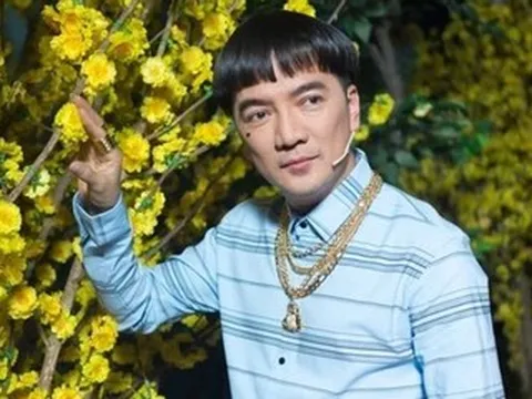 Đàm Vĩnh Hưng đeo đầy vàng, Khánh Vân khóc vì được chồng hơn 17 tuổi cưng chiều