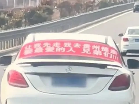 Lái xe hơn 900km đi hỏi cưới, chàng trai treo băng rôn gây bão mạng