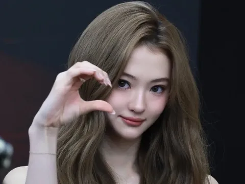 Nhan sắc tuổi 18 của "mẫu nhí đẹp nhất thế giới"