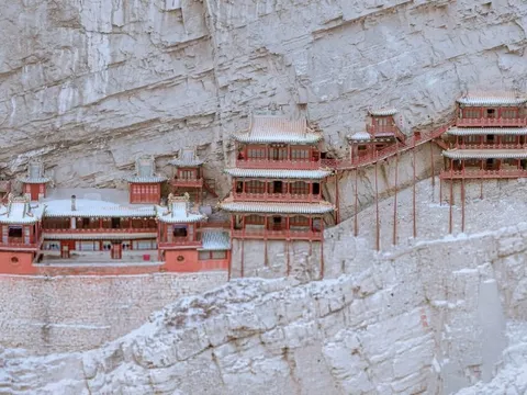 Ngôi chùa nghìn năm 'thách thức' trọng lực và vật lý ở Trung Quốc