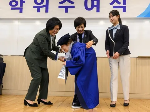 Bà cụ 85 tuổi thành cử nhân lớn tuổi nhất Hàn Quốc