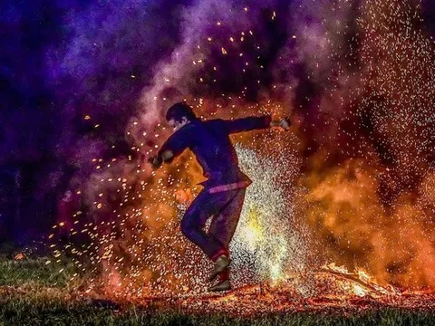Hàng trăm người nín thở khi chàng trai Pà Thẻn lao vào than đỏ