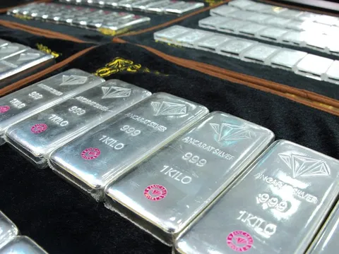 Giá bạc bất ngờ quay đầu giảm mạnh