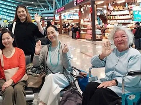 Chuyện xúc động 3 NSND, NSƯT cùng đưa mẹ phải ngồi xe lăn đi du lịch