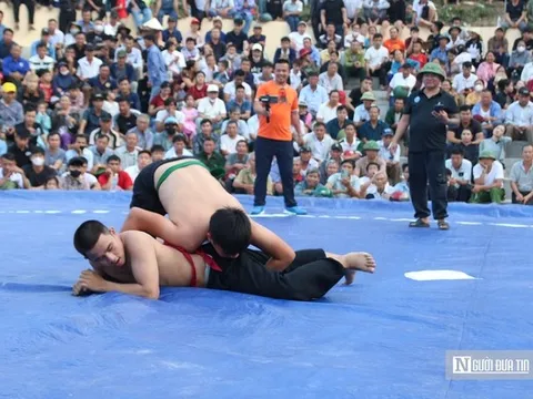 Hàng nghìn người xem trai làng phô diễn sức mạnh đầy kịch tính trong hội vật đầu xuân