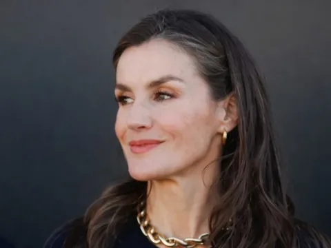 Hoàng hậu Letizia của Tây Ban Nha gợi ý 3 công thức mặc đẹp, thanh lịch năm 2026