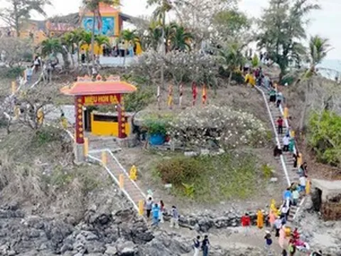 Dòng người đổ ra ngôi miếu giữa biển ở TPHCM cầu may dịp Rằm tháng Giêng