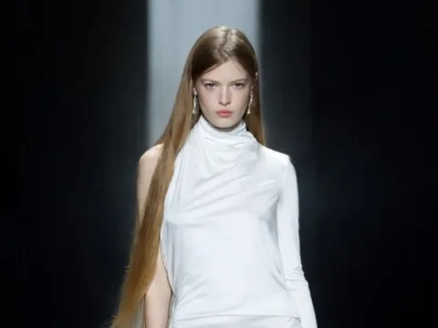 Con gái Elon Musk gây chú ý trên sàn diễn Gucci 2026