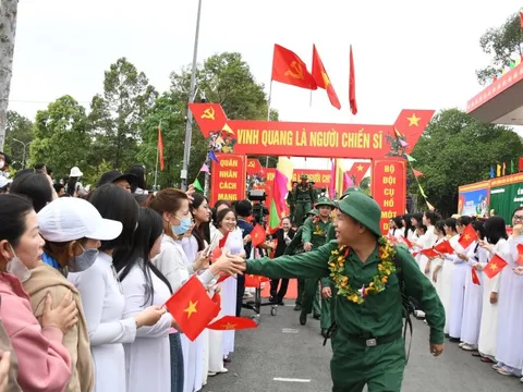 Thượng tướng Nguyễn Trường Thắng thăm hỏi, động viên thanh niên Đồng Nai lên đường nhập ngũ