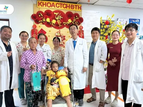 Giành lại sự sống cho bé gái bị lóc da toàn bộ vùng mông