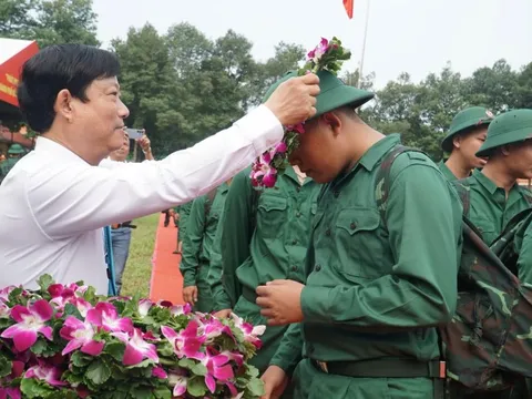 TPHCM: Lễ giao, nhận quân trang trọng tại Ban Chỉ huy phòng thủ khu vực 2 - Phú Lợi