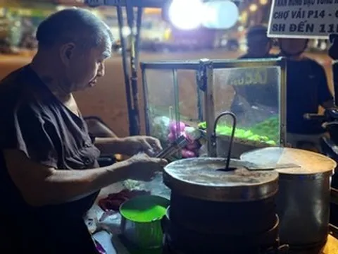 Ông lão 79 tuổi tuần 2 lần từ An Giang lên TPHCM bán bánh đêm vì lý do đặc biệt