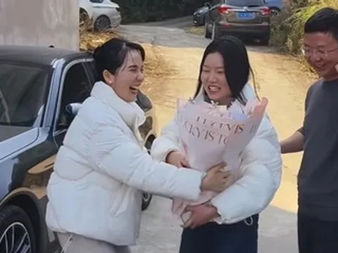 Lần đầu về ra mắt nhà bạn trai, cô gái được 30 người xếp hàng chào đón