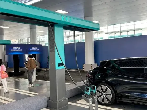 Sạc xe điện nhanh như đổ xăng thành hiện thực: BYD vén màn pin ‘lưỡi dao’ sạc 0-97% mất đúng 9 phút, xây trạm sạc giống hệt cây xăng