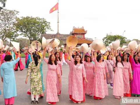 Gần 1.000 phụ nữ xúng xính áo dài đồng diễn dân vũ trong ngày hội 'Rực rỡ tháng 3'