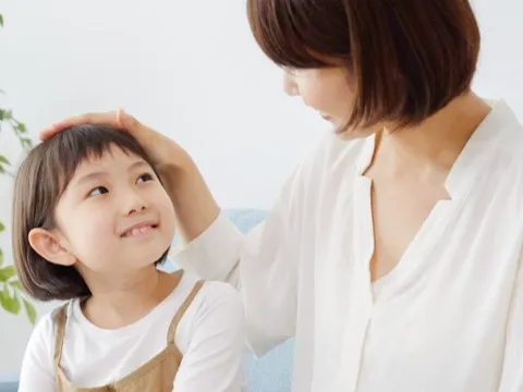 Con gái được khen "Cháu xinh quá", bố mẹ bé nghiêm túc yêu cầu: "Cô phải xin lỗi con gái tôi!"