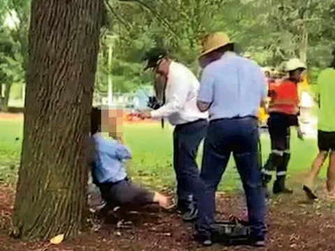 Đuổi việc giáo sư Hong Kong mặc đồng phục, chụp lén học sinh