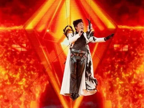 Ca sĩ Tùng Dương khiến khán giả bất ngờ khi vừa đu dây vừa hát nhạc remix