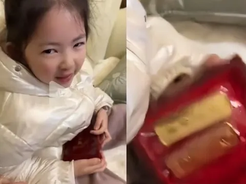 Con gái đi học mẫu giáo về tặng mẹ món quà, người mẹ tá hoả khi thấy 2 thỏi vàng con lấy ra từ cặp
