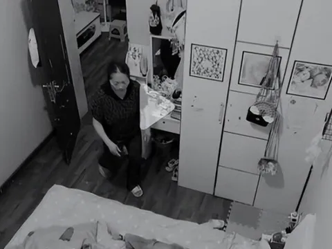 Nửa đêm cặp vợ chồng đang ôm nhau ngủ, mẹ chồng liên tục lén vào phòng, con dâu đăng video lên mạng gây tranh cãi