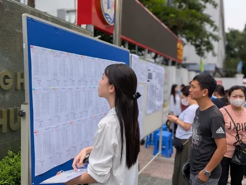 Đề xuất bắt buộc học hết THPT để giảm căng thẳng thi lớp 10