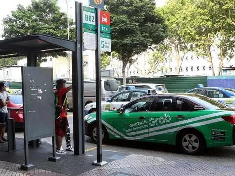 Mất gần nửa doanh thu cho mỗi cuốc xe do giá xăng tăng mạnh: Tài xế Grab nói nếu không tăng giá dịch vụ sẽ phải bỏ nghề