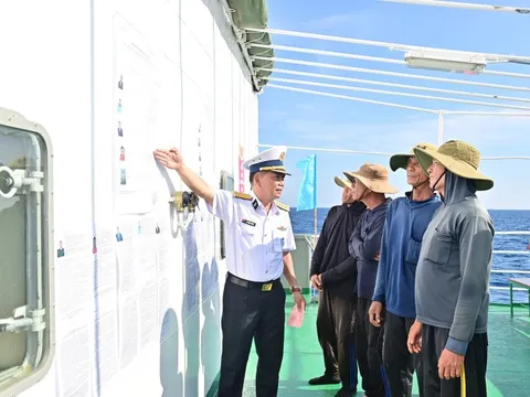 Vượt sóng đưa lá phiếu đến cử tri giữa trùng khơi