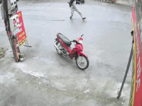 Người đàn ông hô "mượn" rồi nhảy lên xe máy phóng đi: Lý do khiến cả gia đình từ hoảng hốt sang… thở phào