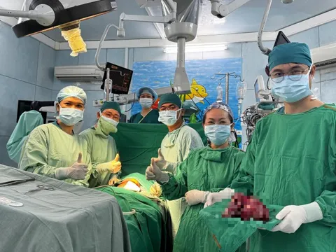 5 giờ phẫu thuật lấy khối u quái nặng 1,3 kg
