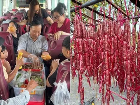 Gia đình 45 người đi du xuân, mang theo 20 con vịt, gà, 30kg lạp xưởng