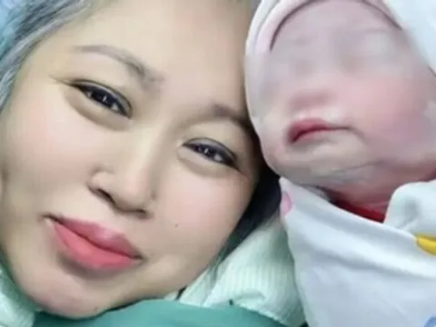 Sinh con ở tuổi 63, cặp vợ chồng tóc bạc vỡ òa hạnh phúc