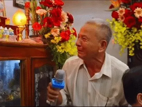 Khoảnh khắc trưởng tộc khóc nghẹn trong lễ xuất giá của cháu gái gây xúc động