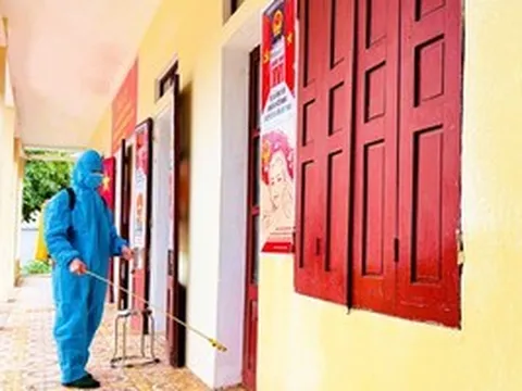 Phun khử khuẩn khu vực bỏ phiếu bầu cử ở xã biên giới Thanh Hóa