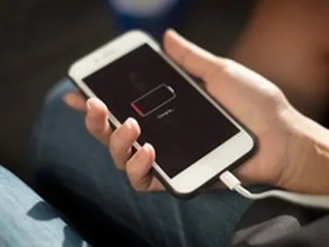 Vì sao pin điện thoại nhanh hết trong tình huống khẩn cấp?